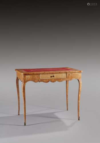 Table rectangulaire en bois de rose et bois de violette ouvr...