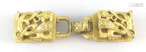 CHINE - XIXe siècle Boucle de ceinture en bronze doré, le cr...
