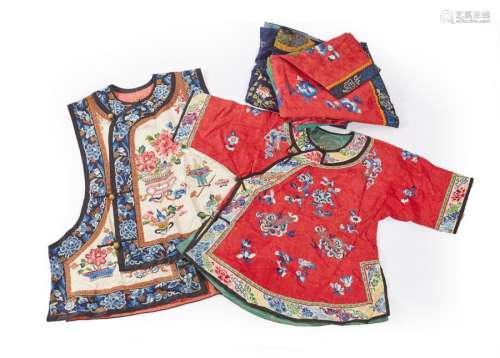 CHINE - XIXe siècle Ensemble de vêtements : - Deux vestes de...