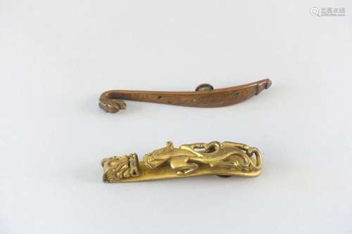 CHINE - XIXe siècle Deux fibules, l'une en bronze doré, le c...