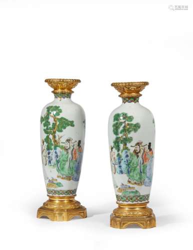 CHINE - XIXe siècle Paire de vases en porcelaine décorée en ...