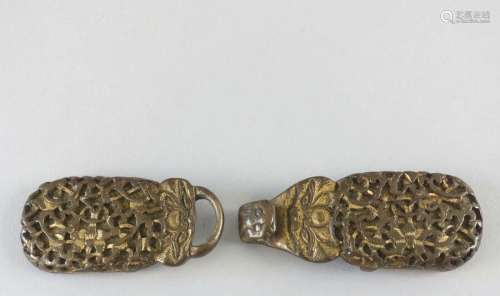 CHINE - XIXe siècle Boucle de ceinture en bronze partielleme...