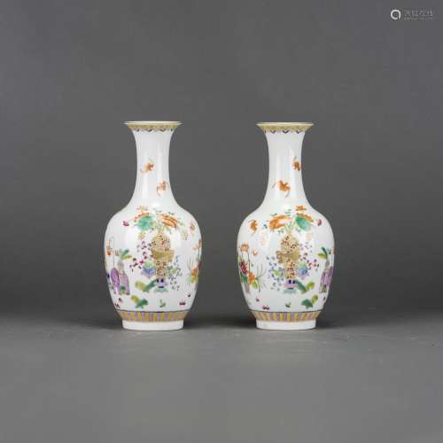 A PAIR OF FAMILLE ROSE VASES, WITH QIANLONG MARK