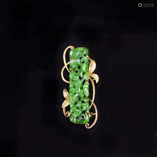 A JADEITE 14K GOLD BROOCH