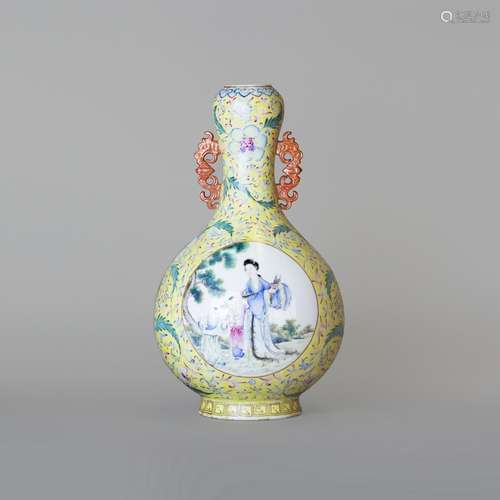 YELLOW GROUND FAMILLE ROSE GARLIC-HEAD 'FIGURAL' VASE, REPUB...