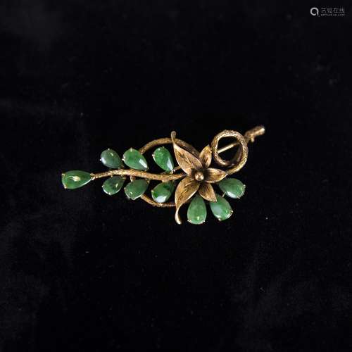 A JADEITE 14K GOLD BROOCH