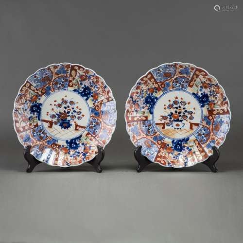 A PAIR OF JAPANESE IMARI STYLE 'FLORAL' DISHES, WITH STANDS