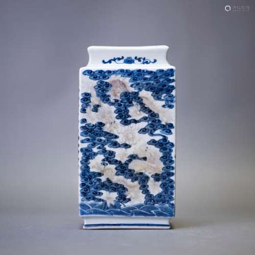 AN COPPER-RED DECORATED BLUE AND WHITE 'DRAGON' VASE, WITH Q...