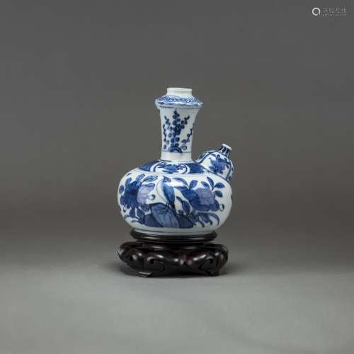 A BLUE AND WHITE 'FLOWER' KENDI WITH A WOODEN BASE
