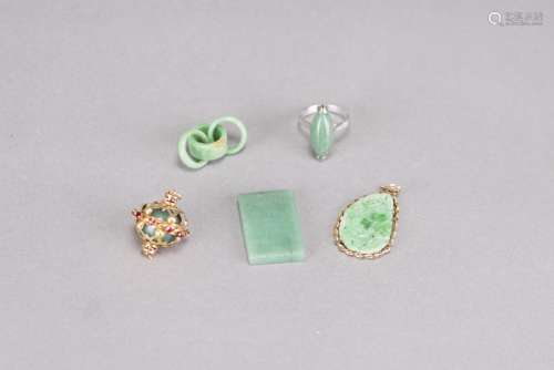(LOT OF 5) A GROUP OF FIVE JADEITE ACCESSORIES