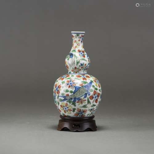A WUCAI DOUBLE-GOURD 'FISH' VASE, CHENGHUA MARK WITH WOODEN ...