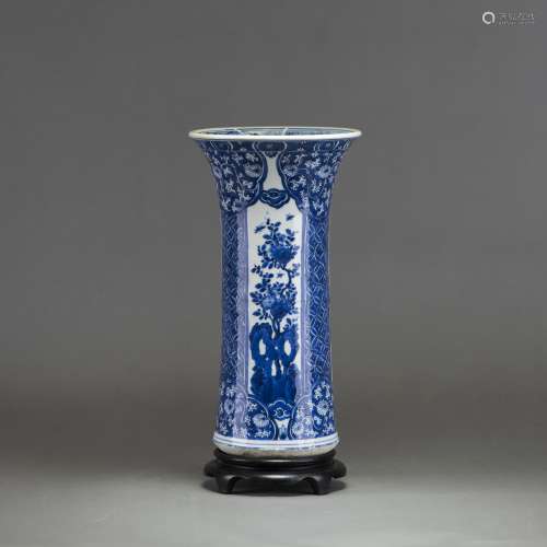 A LARGE CHINESE BLUE AND WHITE BEAKER VASE WITH WOODEN BASE