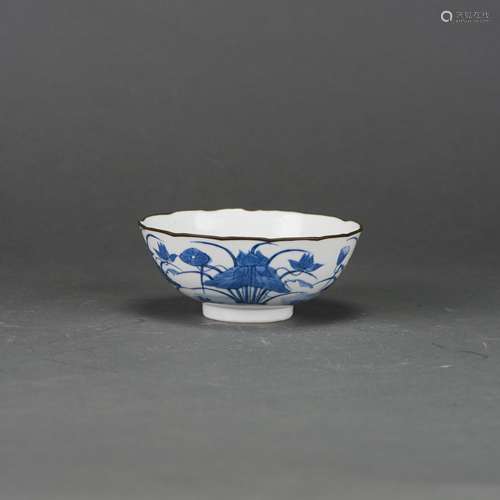 A BLUE AND WHITE PETAL LOBED BOWL