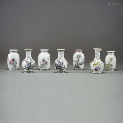 (LOT OF 7) A SET OF SEVEN CHINESE FAMILLE ROSE MINIATURE VAS...