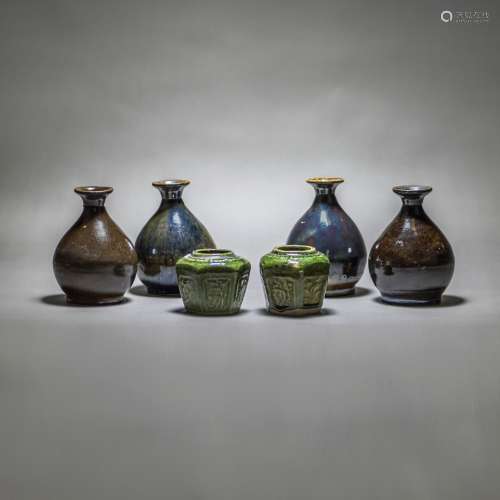 (LOT OF 6) A GROUP OF SIX CHINESE PORCELAIN VASES AND JARS
