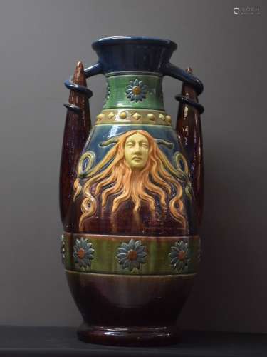 Important vase art nouveau en grès flamand. Ht : 72 cm.