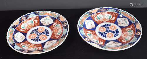 Paire de plats en porcelaine du Japon, XIX ème siècle. Diamè...