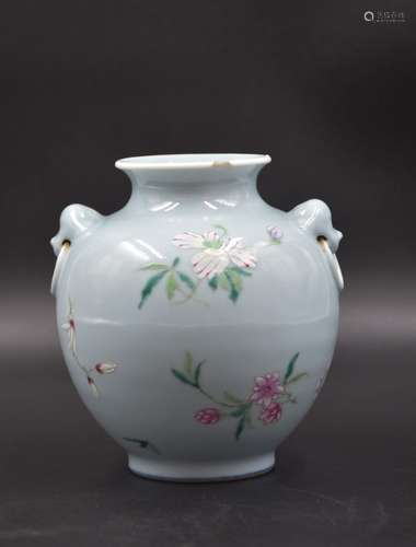 Vase en porcelaine de Chine XIX ème siècle. (Fêle au col ). ...