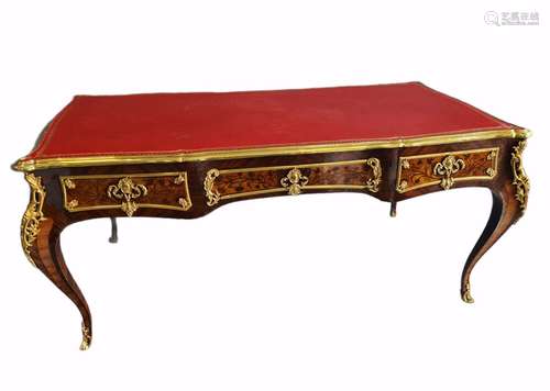 Exceptionnel bureau plat de style Louis XV en placage de boi...