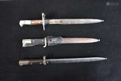 Lot de trois baïonnettes dont : une Tchèque type VZ24 1946, ...