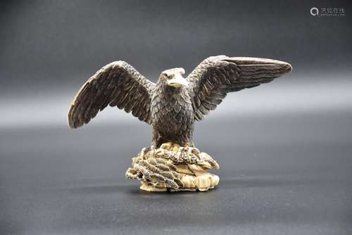 Aigle en ivoire. Travail japonais sculpté vers 1900. Ht : 10...