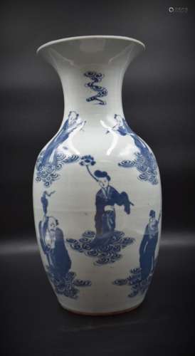 Vase en porcelaine de Chine à décors d’immortels et son socl...