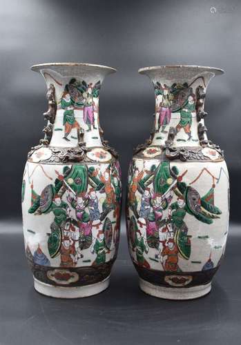 Paire de vases en porcelaine de Nankin vers 1900. Ht 46 cm.