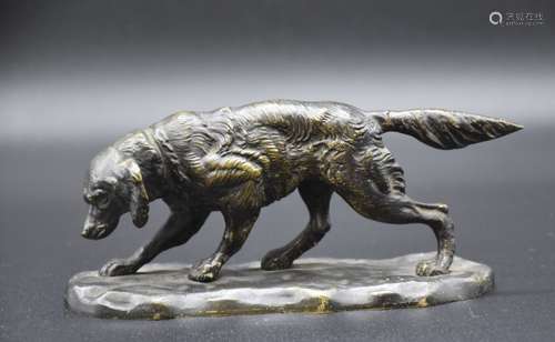 Bronze vers 1900. Chien de chasse. Ht : 8 cm. Longueur : 17 ...