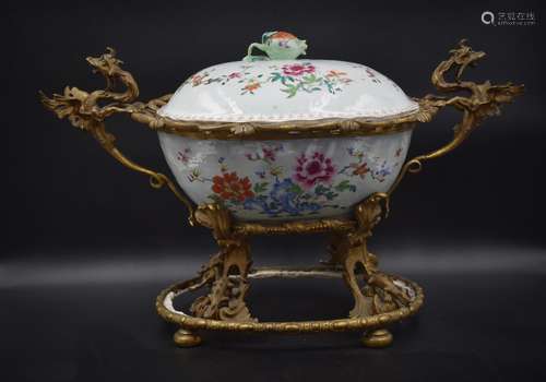 Soupière en porcelaine de Chine XVIII ème siècle, montures e...