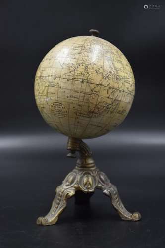 Globe terrestre VERS 1880. Pied en fonte. Maison Lebègue. Ht...