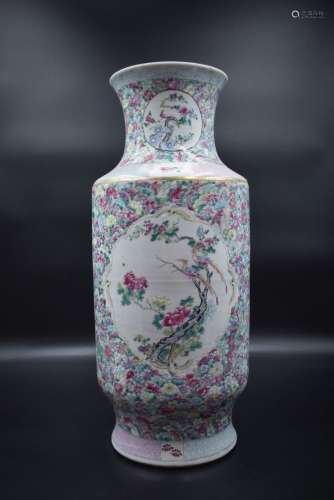 Vase en porcelaine de Chine à décor végétal en réserve sur f...