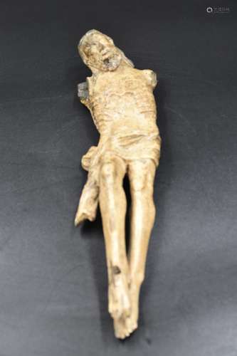 Petit Christ en bois sculpté fin gothique. Ht : 34 cm.