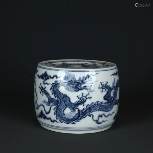 A BLUE AND WHITE PORCELAIN CRICKET POT