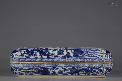 A BLUE AND WHITE 'DRAGON & PHOENIX' COVERED BOX