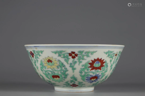 A CHINESE DOUCAI FLORAL PORCELAIN BOWL