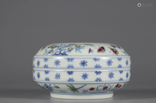 A DOUCAI PORCELAIN COVERED TRINKET BOX