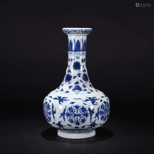 A blue and white interlocking lotus dish-top vase