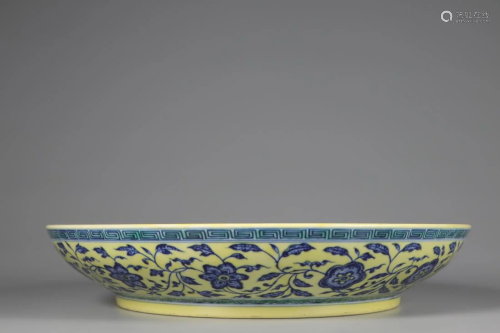 A JAUNE GROUND BLUE AND WHITE FLORAL PLATE