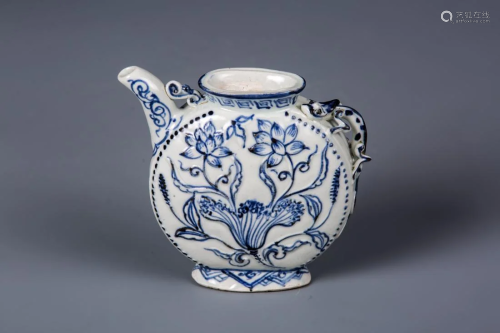 A BLUE AND WHITE FLORAL FLAT EWER