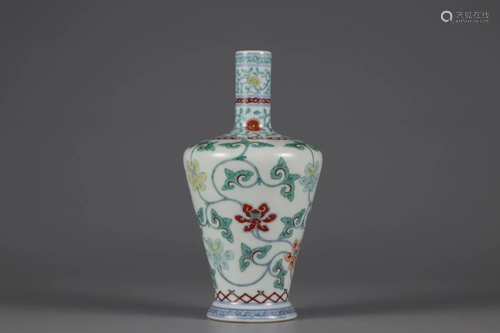 A CHINESE DOUCAI FLORAL PORCELAIN VASE