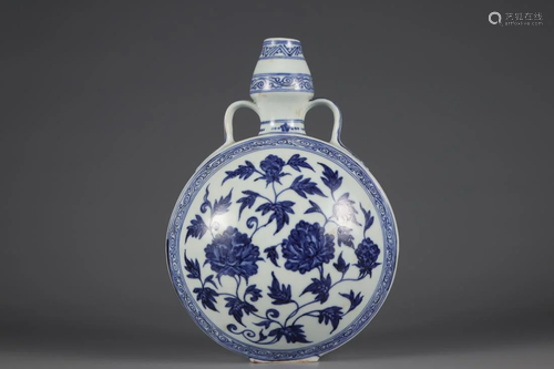 A BLUE & WHITE MOONFLASK VASE