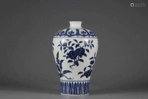 A BLUE AND WHITE MEIPING VASE