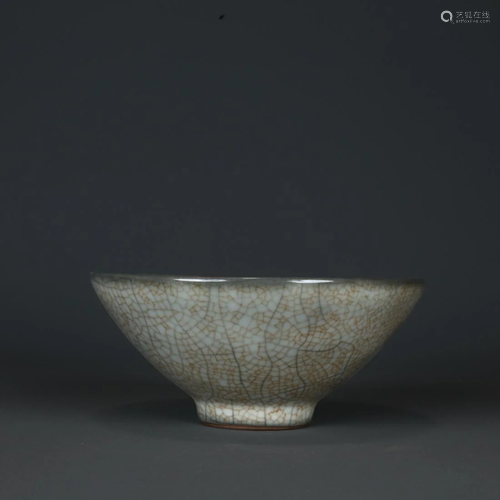 A GUAN-TYPE PORCELAIN BOWL