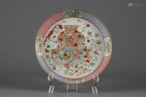 A FAMILLE ROSE GOLD-PAINTED PORCELAIN PLATE