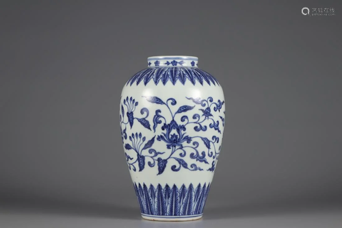 A BLUE & WHITE INTERLOCKING FOLIAGE PORCELAI…