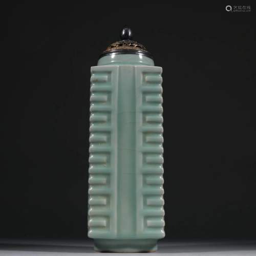 A LONGQUAN WARE CELADON LIDDED CONG VASE