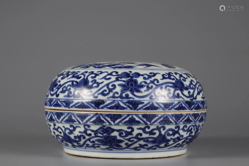 A BLUE AND WHITE INTERWINING FLORAL TRINKET BOX