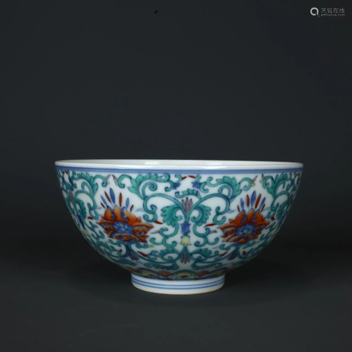 A DOUCAI INTERTWINING FLOWERS PORCELAIN BOWL