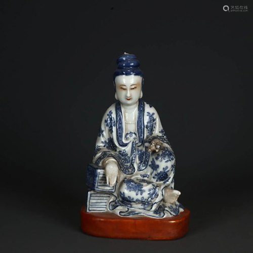 A BLUE AND WHITE PORCELAIN FIGURINE OF GUANYIN