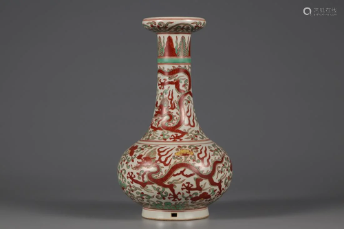 A WUCAI 'DRAGON' LONG-NECKED BOTTLE VASE